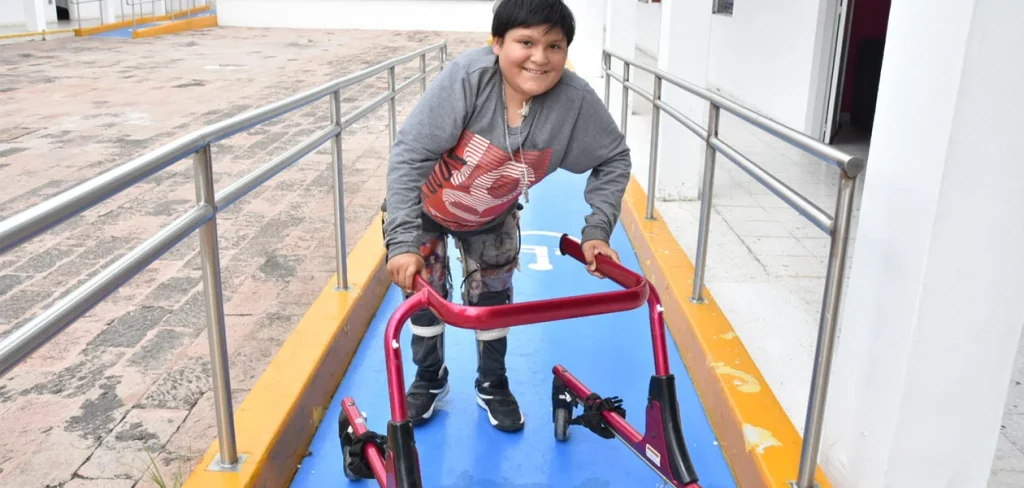 DIF Estatal entrega apoyos a niño con discapacidad en Tepezalá