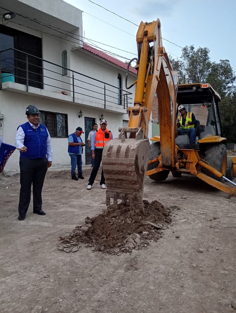 Invierten 5.3 millones en rehabilitar calle principal de Venadero, Jesús María