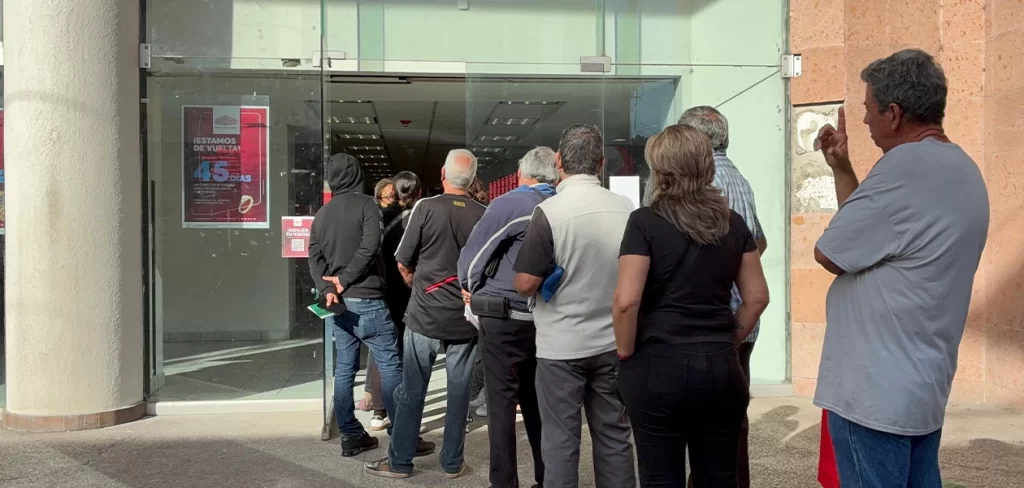 Largas filas en Monte de Piedad tras terminar la huelga