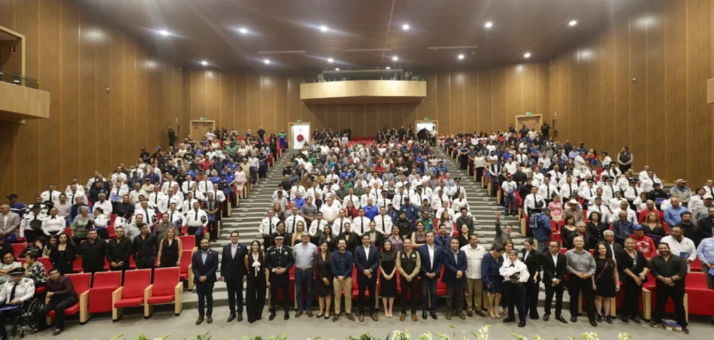 Leo Montañez reconoce a trabajadores y supervisa obras viales