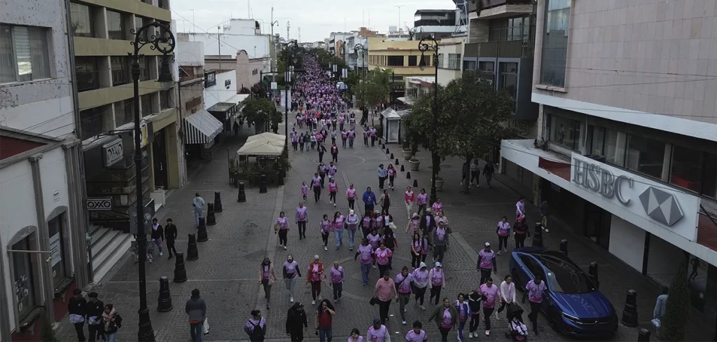 Más de 4 mil personas marchan contra el cáncer de mama en Aguascalientes
