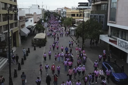 Más de 4 mil personas marchan contra el cáncer de mama en Aguascalientes