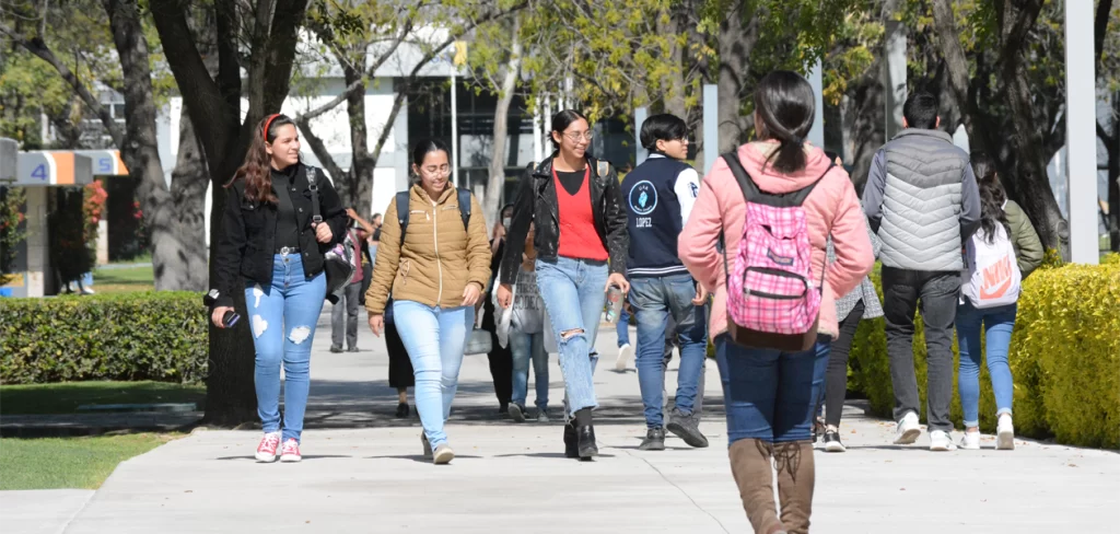 Prepa de la UAA cambiará reglamento tras protesta por faldas y shorts cortos