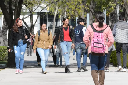 Prepa de la UAA cambiará reglamento tras protesta por faldas y shorts cortos