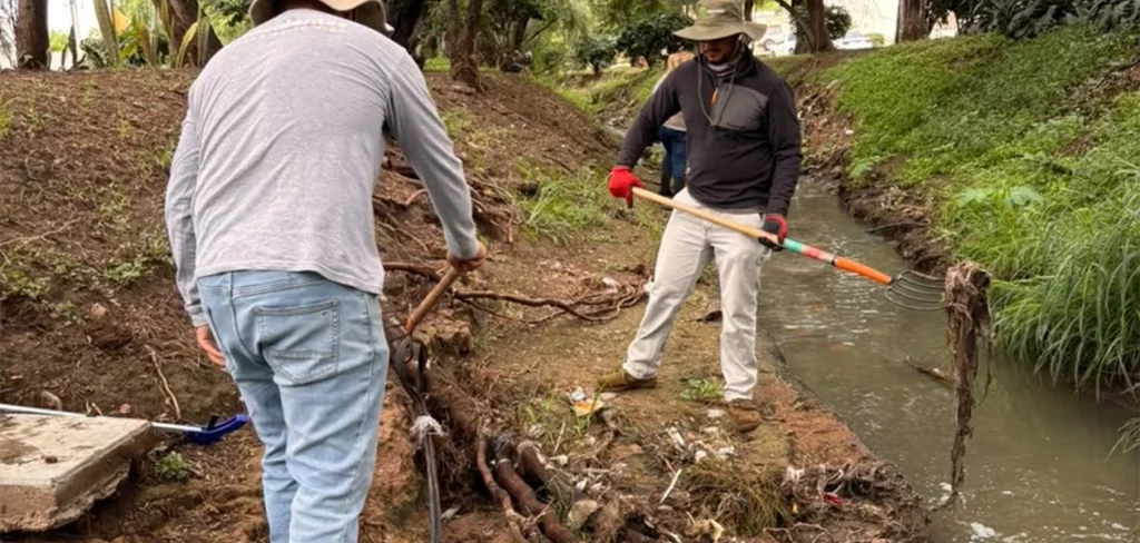Retiran basura y maleza del arroyo El Molino en Aguascalientes
