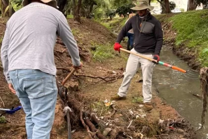 Retiran basura y maleza del arroyo El Molino en Aguascalientes