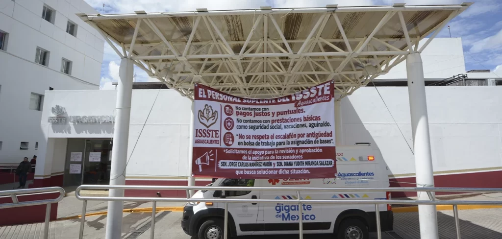 Suplentes del ISSSTE protestan en Aguascalientes por retrasos salariales