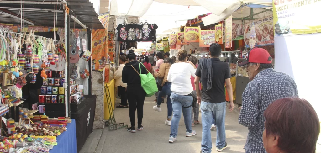 Tianguis de los Muertitos pierde tradición entre productos chinos