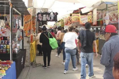 Tianguis de los Muertitos pierde tradición entre productos chinos