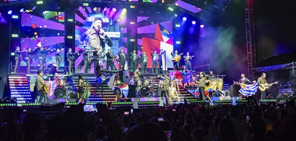 Tigres del Norte cantan narcocorridos pese a prohibición en Aguascalientes