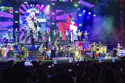 Tigres del Norte cantan narcocorridos pese a prohibición en Aguascalientes