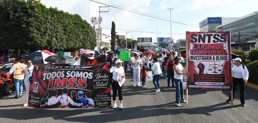 Trabajadores del IMSS paralizan avenidas de Aguascalientes con megamarcha