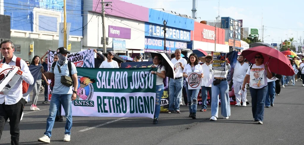 Trabajadores del IMSS paralizan avenidas de Aguascalientes con megamarcha