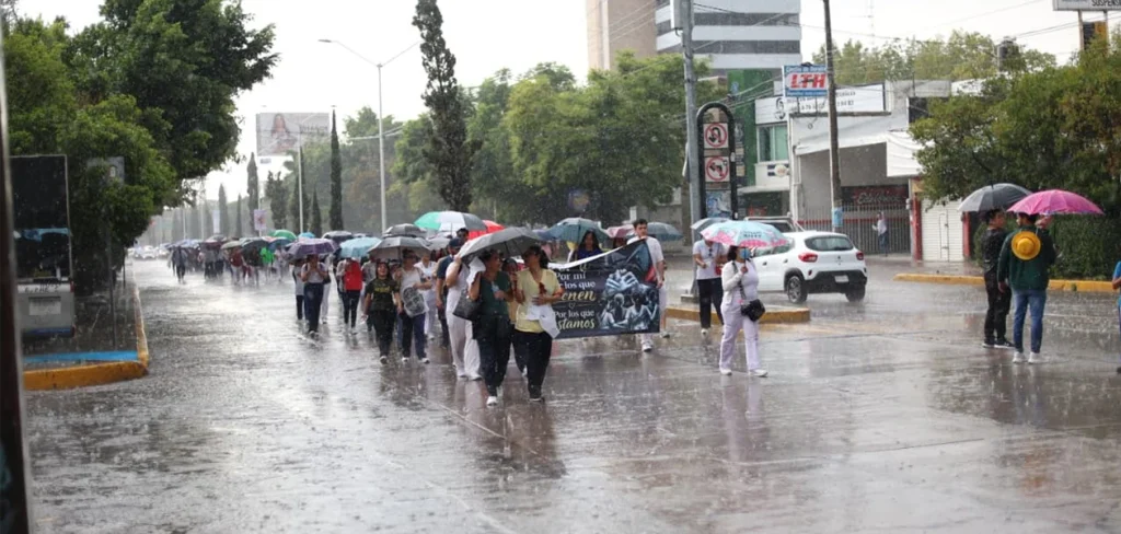 Trabajadores del IMSS paralizan avenidas de Aguascalientes con megamarcha