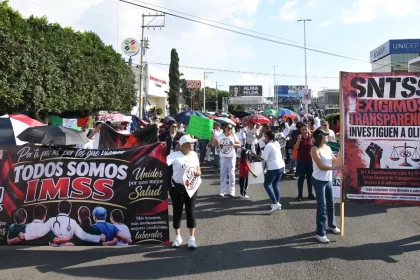 Trabajadores del IMSS paralizan avenidas de Aguascalientes con megamarcha