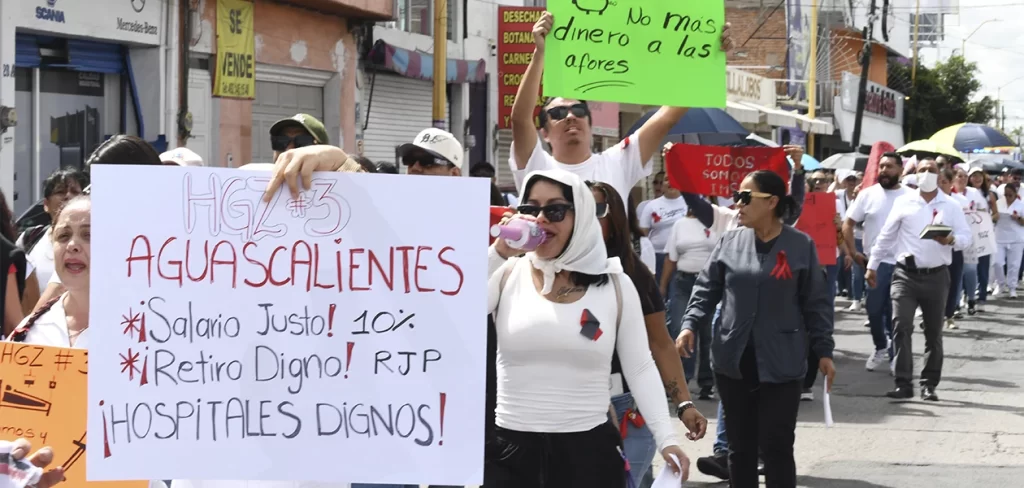 Trabajadores del IMSS protestan en Aguascalientes por falta de personal e insumos