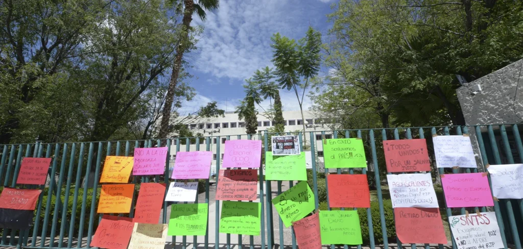 Trabajadores del IMSS protestan en Aguascalientes por falta de personal e insumos
