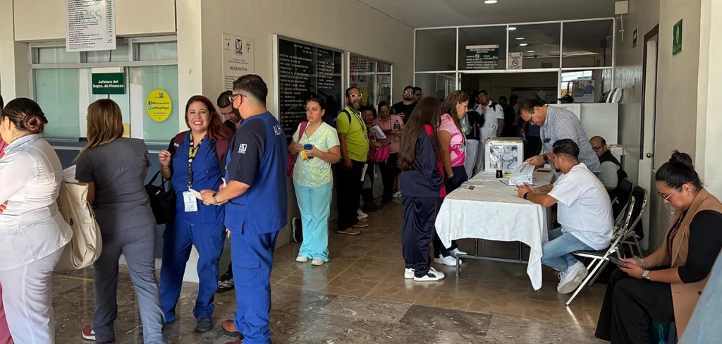 Trabajadores del IMSS salen a votar por aumento salarial