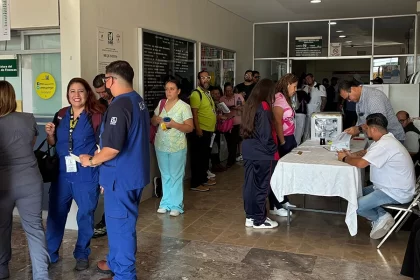 Trabajadores del IMSS salen a votar por aumento salarial